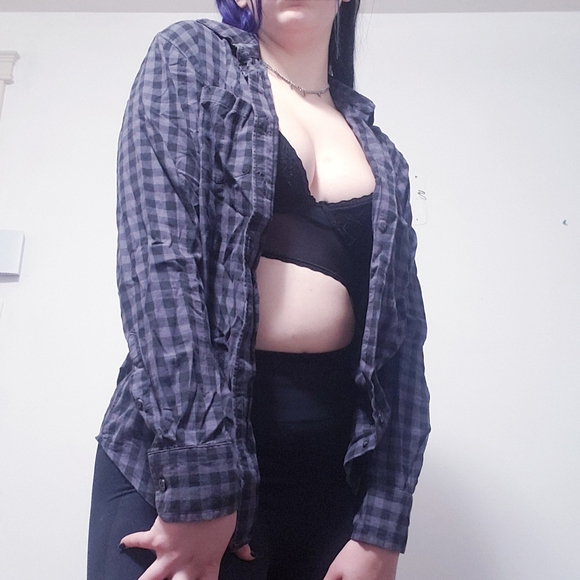 🛍FREEW/PURCHASE🛍 Logan Hill Grey & Black Plaid Button Up Flannel - Picture 4 of 9